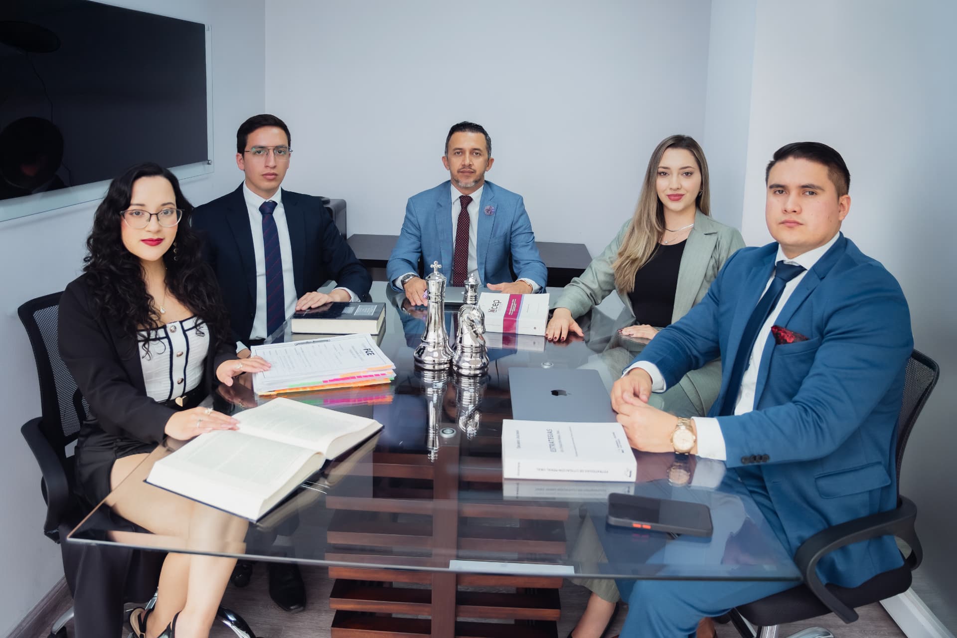 Equipo de Zambrano y Asociados en reunión de trabajo