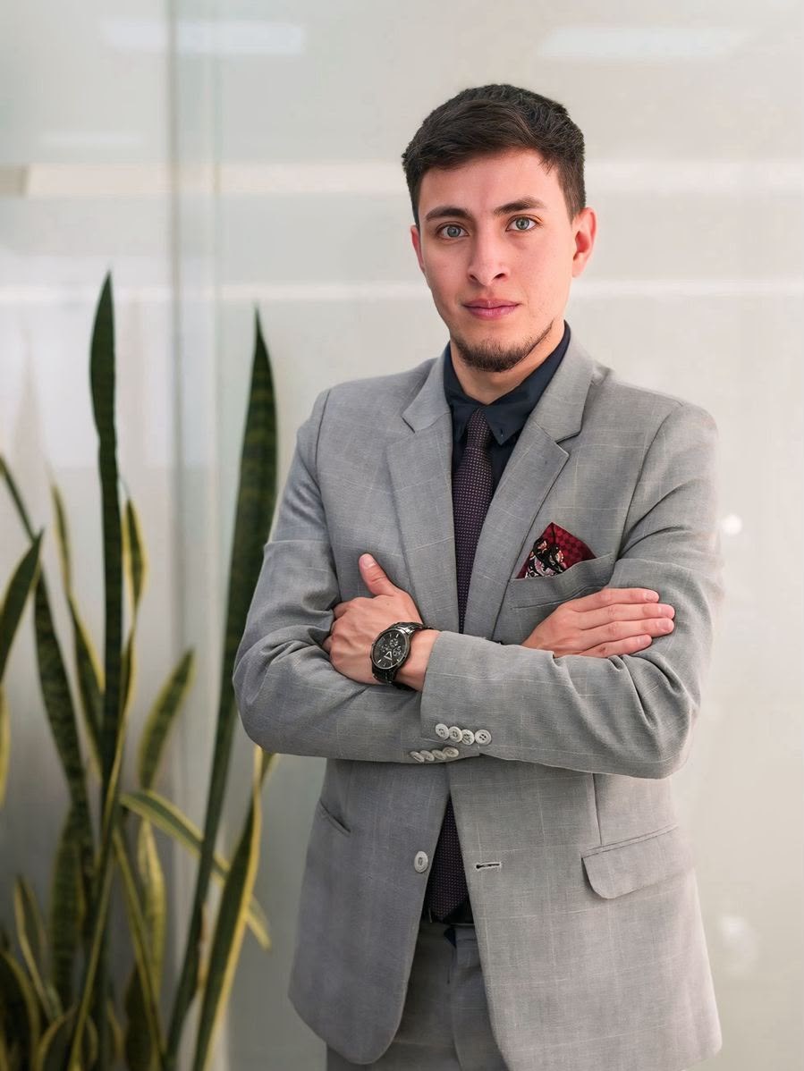 Alexander Montenegro, Abogado de Zambrano & Asociados